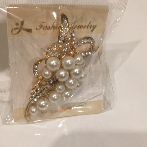 FASHION JEWELRY Women’s Pearl Brooch - Picture 2 of 6